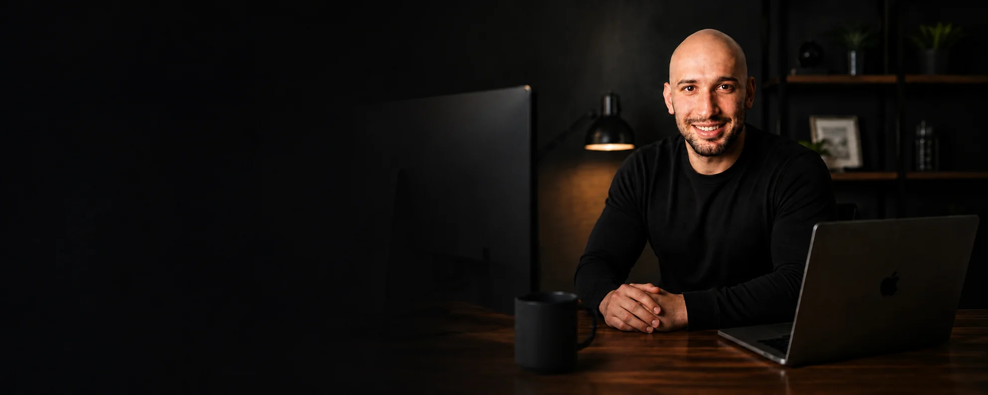 Azur Begić – Gründer von GoogleLead Azur Begić am Schreibtisch – Gründer von GoogleLead